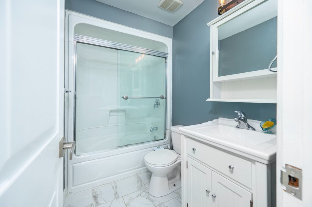 Modern bathroom renovation by Mo Reno in Ottawa featuring a walk-in shower, freestanding tub, and custom floating vanity.